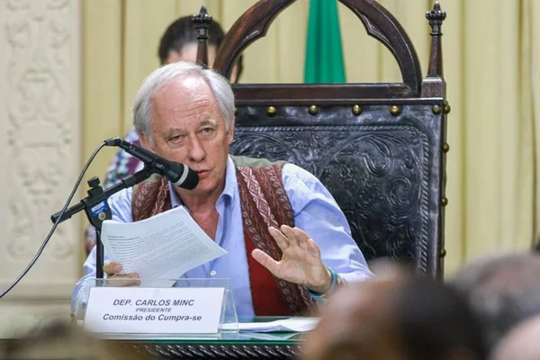 Ex-ministro Carlos Minc tem sigilo bancário quebrado em caso Coaf