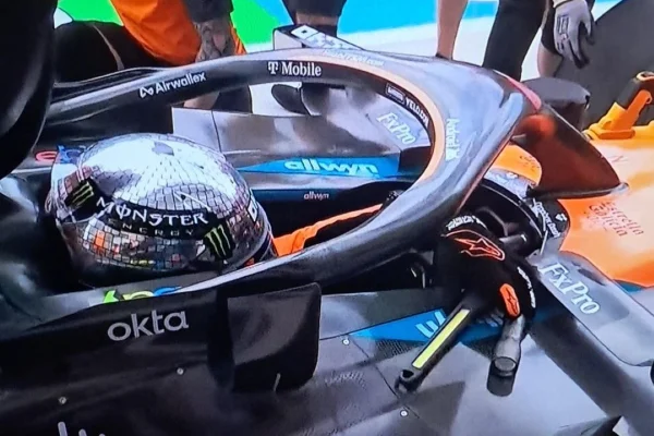 Foto colorida do momento em que Norris tira ferramentas do carro, deixadas pela equipe McLaren - Metrópoles