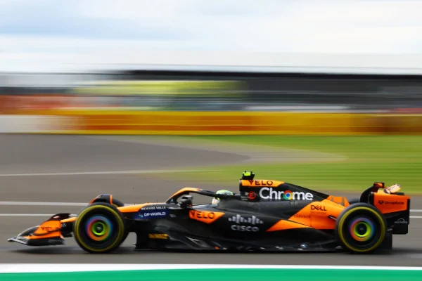Imagem colorida de Lando Norris, líder do treino livre 1 no GP de Silverstone- Metrópoles