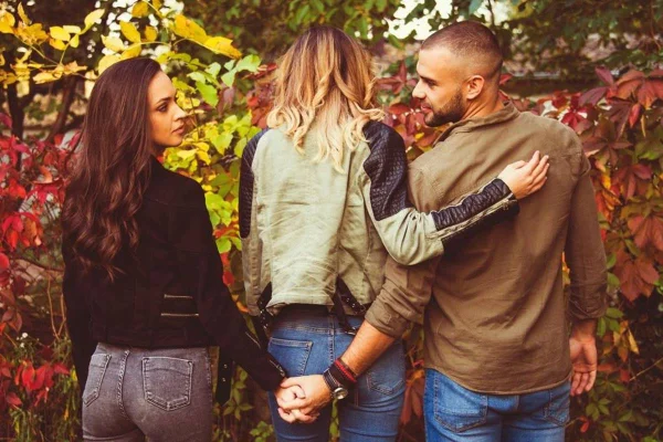 Homem infiel, de mãos dadas com amante