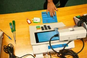 Das 20 urnas do Teste de Integridade, 16 foram auditadas no Foyer do Plenário da CLDF, duas nas dependências do Tribunal Superior Eleitoral (TSE) Das 20 urnas do Teste de Integridade, 16 foram auditadas no Foyer do Plenário da CLDF, duas nas dependências do Tribunal Superior Eleitoral (TSE)