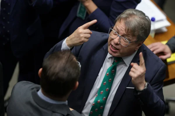 Vice-líder do PL se manifesta após ser destituído por voto pró-Glauber