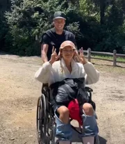 Modelo Sahara Ray ficou parcialmente paralisada após um acidente de carro Modelo Sahara Ray ficou parcialmente paralisada após um acidente de carro