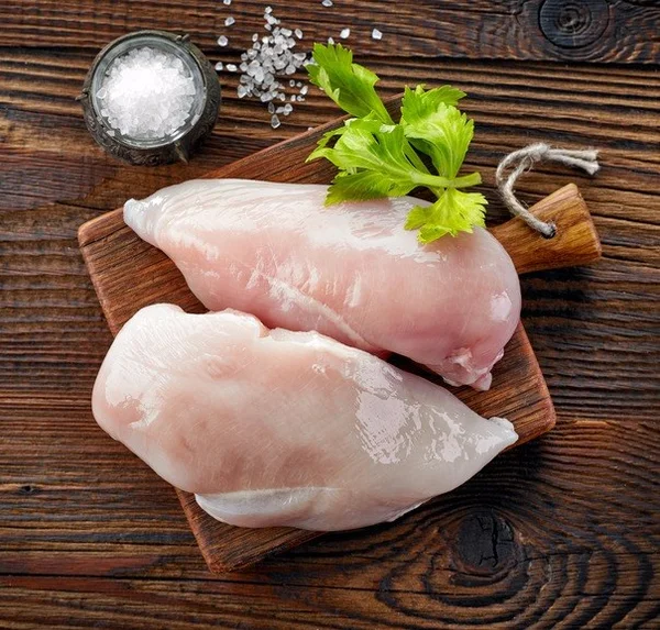 Você sabia que lavar frango cru pode causar contaminação?