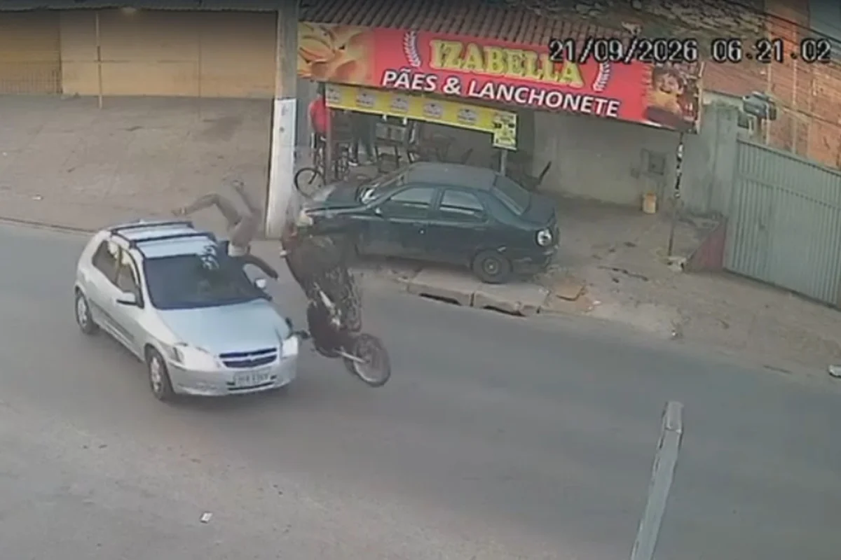Motociclista dá cambalhota e cai sentado em carro após acidente