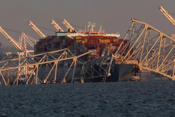 Um navio de carga é mostrado após colidir com a ponte Francis Scott Key, em 26 de março de 2024 em Baltimore, Maryland (EUA). As equipes de resgate estão procurando pelo menos sete pessoas, dizem as autoridades, enquanto outras duas foram retiradas do rio Patapsco - Metrópoles