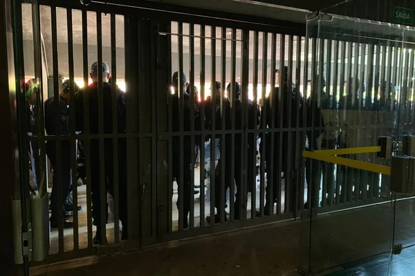 Anexo da Câmara é fechado para impedir manifestação contra Previdência