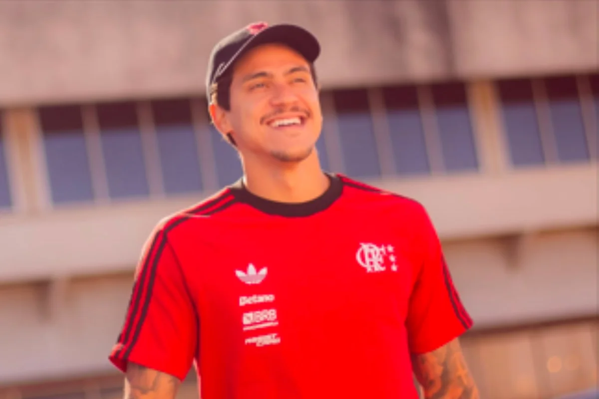 Com titulares, Flamengo é recepcionado com festa em chegada ao DF