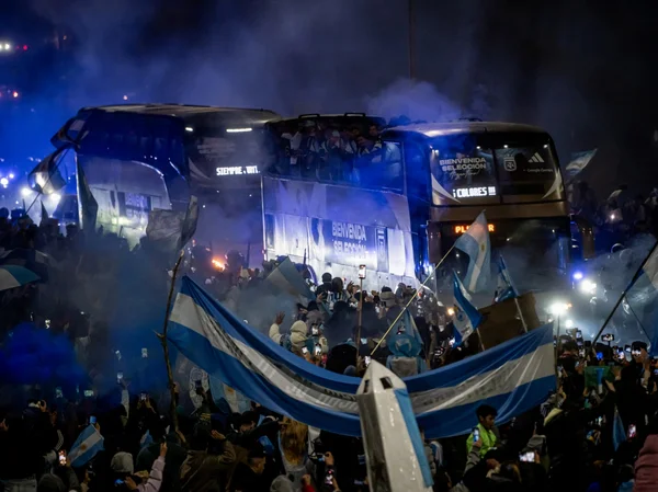 Torcedores da Argentina recepcionam elenco vice-campeão da Copa