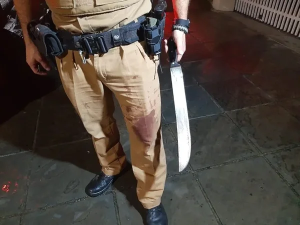 Homem-que-ameacava-matar-esposa-ataca-policiais-com-facao-metropoles