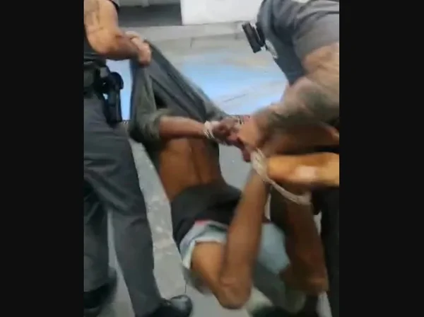 Amarrado por PMs: Justiça de SP manda soltar homem que furtou caixas de bombom