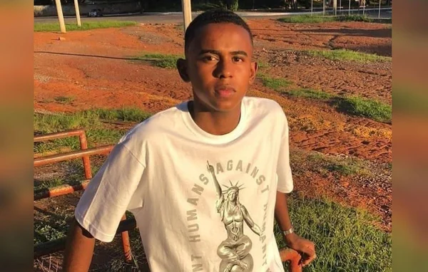foto colorida jovem Cauã