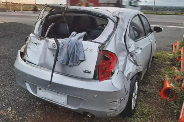 Imagem colorida de carro quebrado