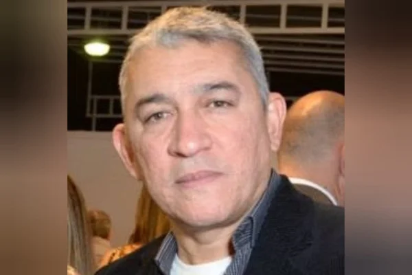 Jorge Alberto Rodrigues é um homem branco, com blusa preta - Metrópoles