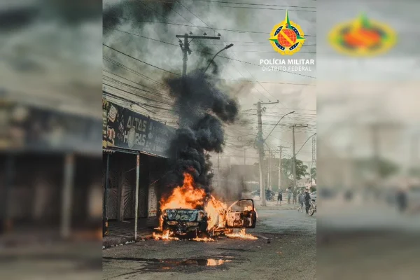 Imagem colorida de carro incendidado no DF