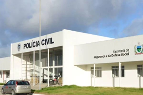 Imagem colorida da fachada da Polícia Civil na Paraíba