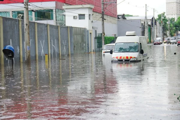 Chuvas causam alagamentos em São Paulo, capital tem estado de atenção