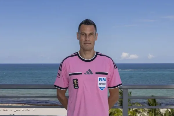 Árbitro com uniforme rosa