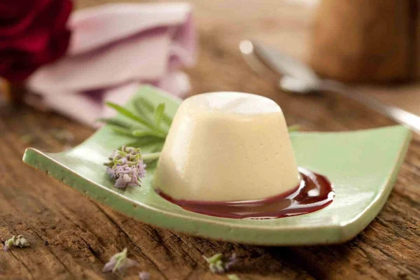 panacota de lavanda com calda de amora