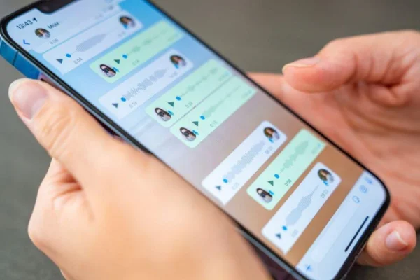 celular com conversa em aplicativo