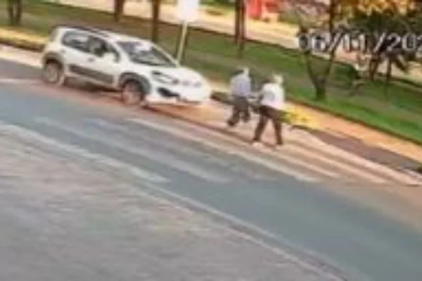 Casal de idosos é atropelado na faixa de pedestres no DF; veja vídeo