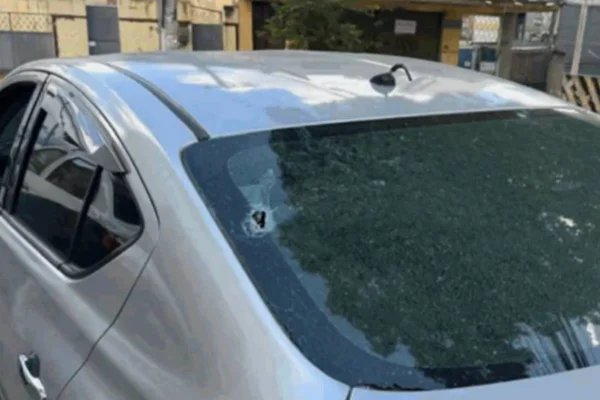 Carro com marca de tiro disparado por bombeiro no Rio - Metrópoles