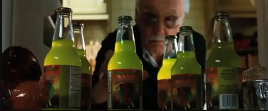 O Incrível Hulk (2008): Aqui ele aparece pegando um drink na geladeira O Incrível Hulk (2008): Aqui ele aparece pegando um drink na geladeira