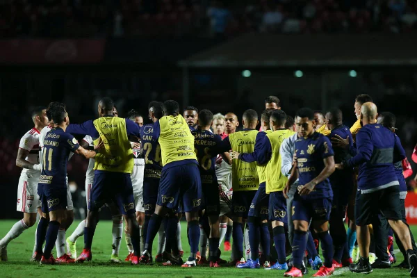 Torcedores de São Paulo e Corinthians brigam após clássico; 17 são detidos