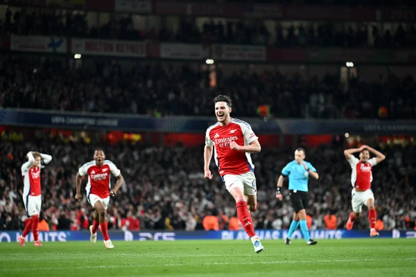 Foto colorida de do elenco do Arsenal comemorando gol de Rice - Metrópoles