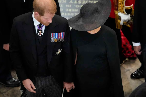 O príncipe Harry, duque de Sussex e Meghan, a duquesa de Sussex, seguem o caixão da rainha Elizabeth II enquanto é realizado na Abadia de Westminster após o funeral de estado em 19 de setembro de 2022 em Londres, Inglaterra. Elizabeth Alexandra Mary Windsor nasceu em Bruton Street, Mayfair, Londres, em 21 de abril de 1926. Ela se casou com o príncipe Philip em 1947 e subiu ao trono do Reino Unido e da Commonwealth em 6 de fevereiro de 1952 após a morte de seu pai, o rei George VI. A rainha Elizabeth II morreu no Castelo de Balmoral, na Escócia, em 8 de setembro de 2022, e é sucedida por seu filho mais velho, o rei Carlos III.