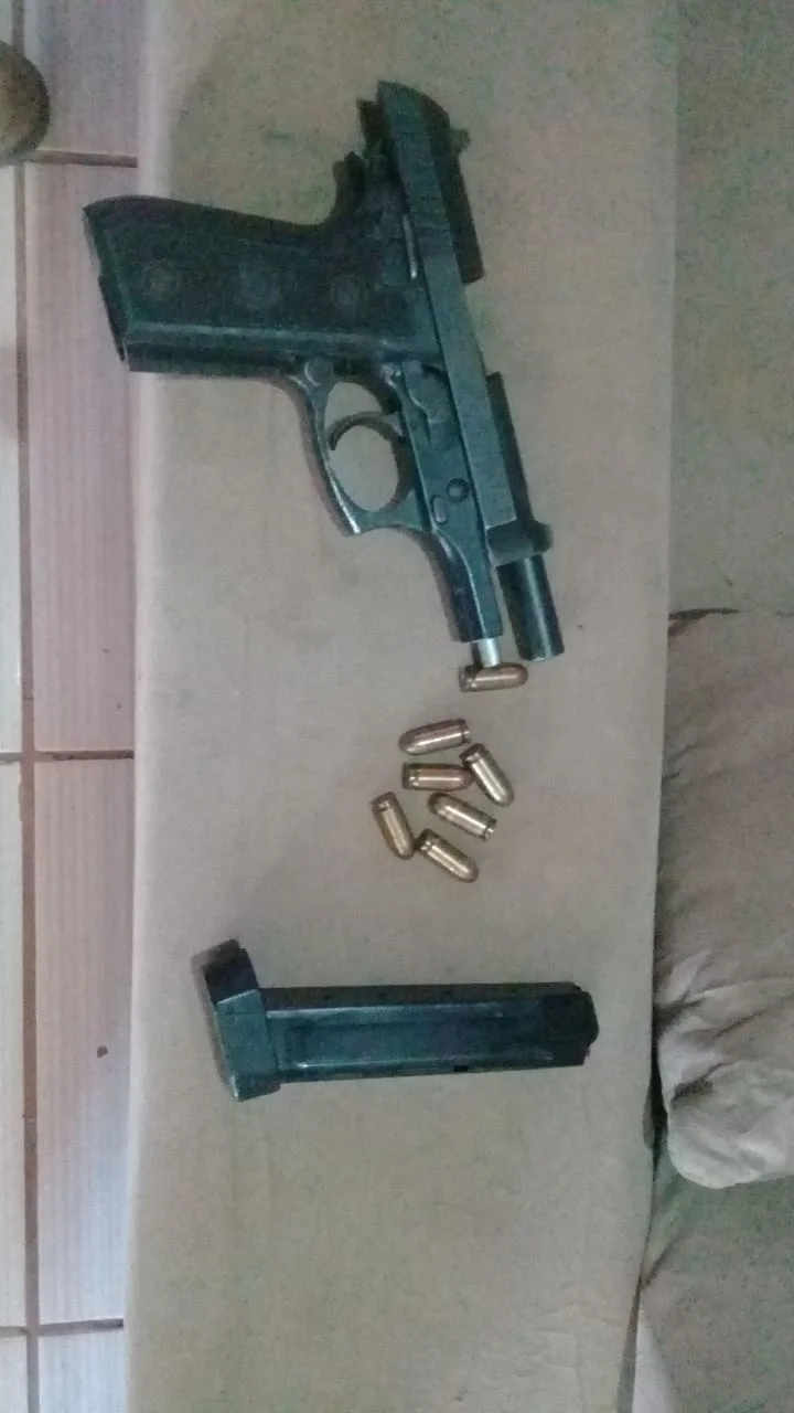 Policiais encontraram uma pistola e munição com os traficantes Policiais encontraram uma pistola e munição com os traficantes