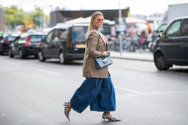 Mulher com calça wide leg