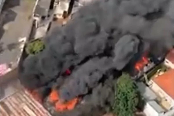 Imagem colorida de incêndio em fábrica de sofás no ABC - Metrópoles