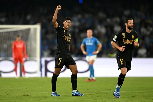 Imagem mostra jogadores do Real Madrid e do Napoli em jogo de futebol - Metrópoles