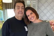 Faustão e Luciana Cardoso posam juntos e sorridentes Faustão e Luciana Cardoso posam juntos e sorridentes