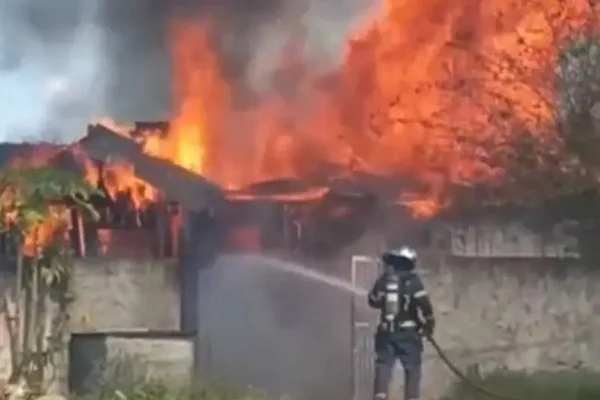 Imagem mostra incêndio em casa do Paraná - Metrópoles