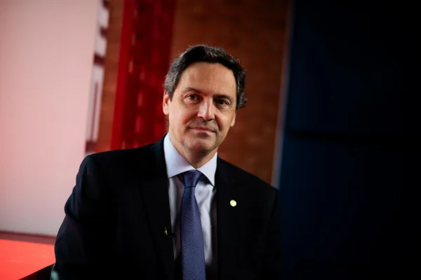 Deputado Luiz Philippe de Orléans e Bragança, no estúdio do portal Metrópoles durante entrevidta