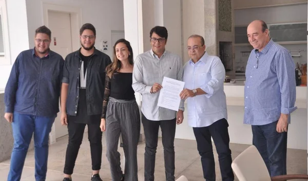 Troca-troca. Pastor que batizou Rollemberg faz compromisso com Ibaneis