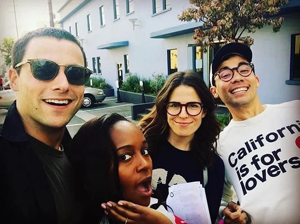 Atriz com os atores nos bastidores das gravações Atriz com os atores nos bastidores das gravações