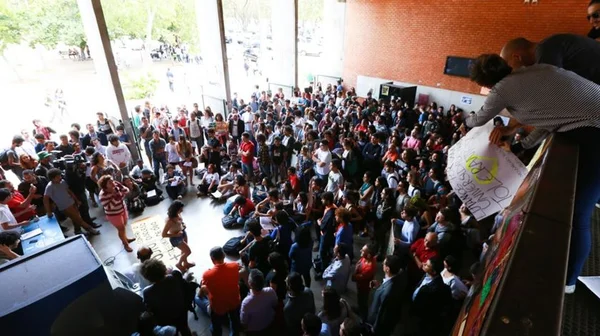 Estudantes da UnB fazem ato contra ataque de radicais de direita