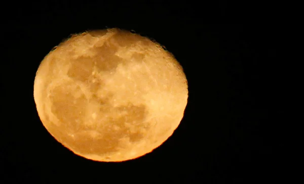 Brasilienses se preparam para ver superlua com eclipse neste domingo