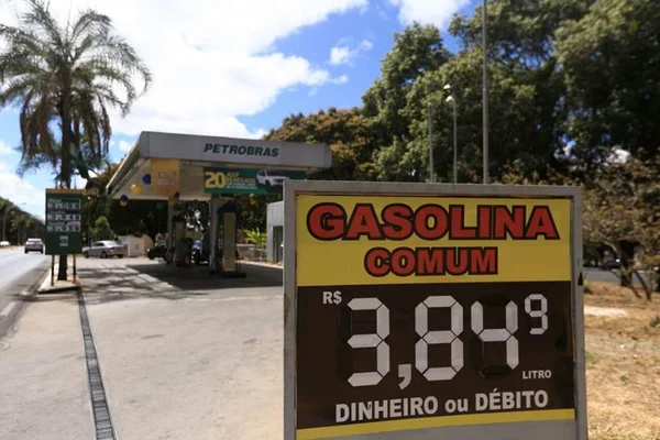 Petrobras anuncia queda de 0,10% no preço da gasolina