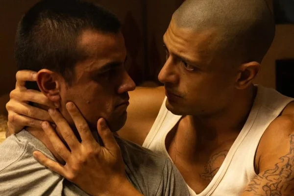 Kelner Macêdo e Felipe Simas como os irmãos Cravinhos em Tremebé, do Prime Video