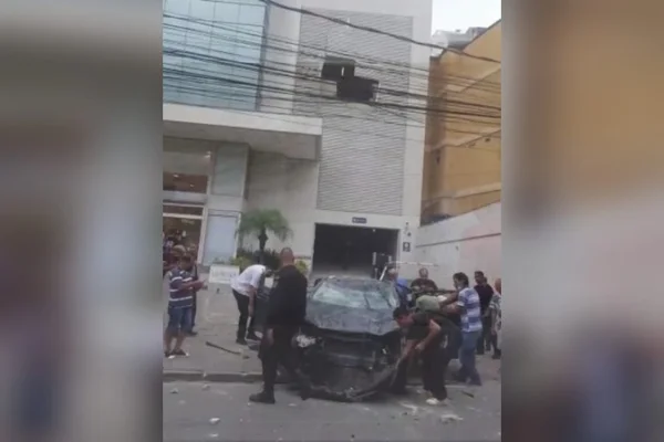 Mulher fica ferida após carro cair de 1° andar de estacionamento no RJ
