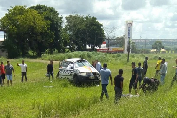 Vídeo. Viatura da PM capota na BR-020 e dois policiais ficam feridos