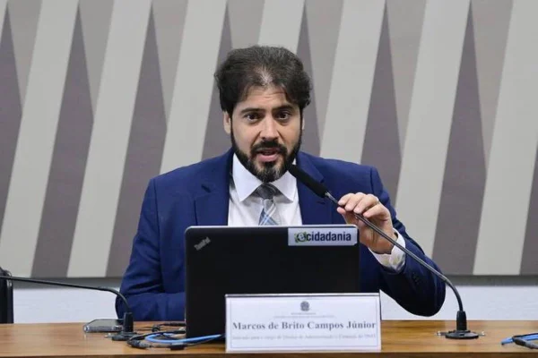Homem em audiência no Senado