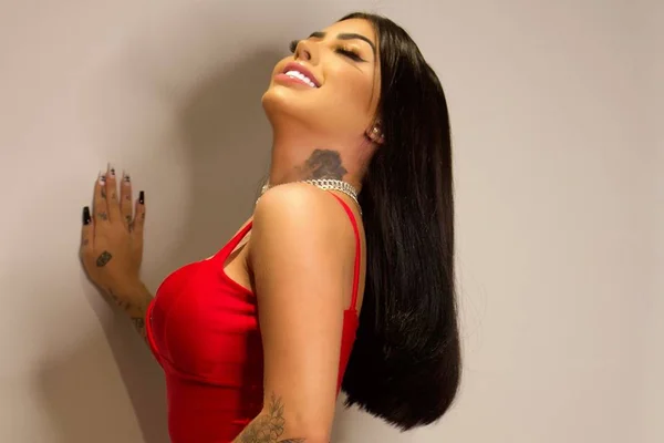 MC Mirella tira os 80cm de mega hair e surge com cabelo real