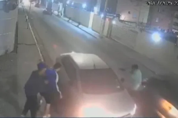 Imagem colorida de três homens assaltando um motorista e dois passageiros - Metrópoles