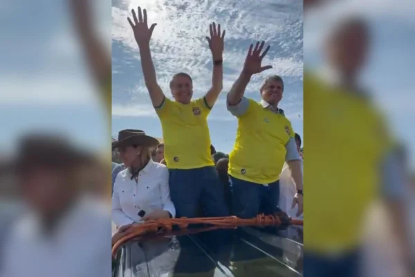 Bolsonaro e Tarcísio vestidos de amarelo um ao lado do outro