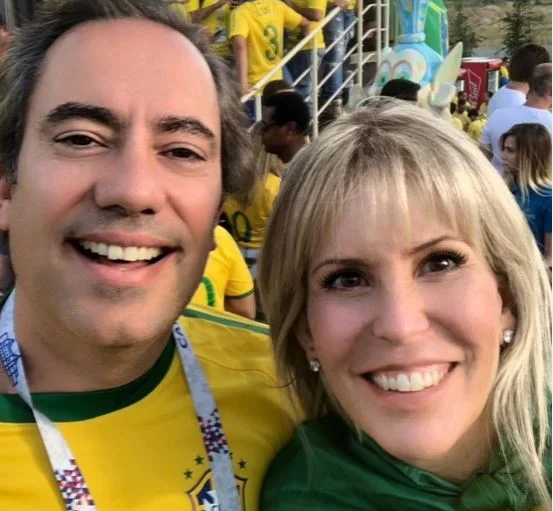 O ex-presidente da Caixa acusado de assédio sexual, Pedro Guimarães, ao lado de sua esposa, Manuella Guimarães. Eles sorriem para selfie durante manifestação governista - Metrópoles